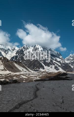 Escursioni sui campi di neve dell'Himalaya indiana con la vista panoramica ad alta quota delle montagne più alte in alpinismo Foto Stock