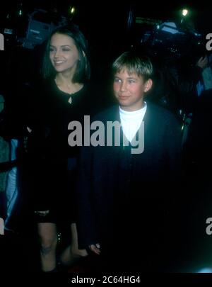 Westwood, California, USA 14 dicembre 1995 attrice Rachael Leigh Cook e attore Jonathan Taylor Thomas partecipano alla prima "Grumpier Old Men" di Warner Bros Pictures il 14 dicembre 1995 al Mann Bruin Theatre di Westwood, California, USA. Foto di Barry King/Alamy Stock foto Foto Stock