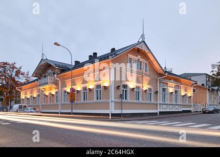 Joensuu, Finlandia - 3 ottobre 2019: Vecchia casa di legno dopo il restauro nel centro della città. Architettura tradizionale finlandese. Foto Stock
