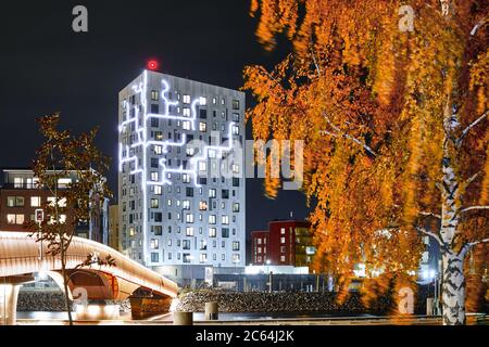 Joensuu, Finlandia - 24 ottobre 2019: Faro Joensuu - l'edificio di appartamenti in legno più alto della Finlandia, che si eleva a quasi 50 metri su 14 piani. Foto Stock