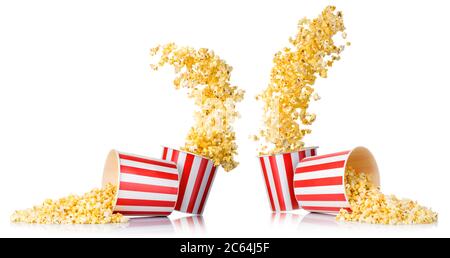 Set di popcorn volanti dal secchio di carta e popcorn sparsi isolato su bianco Foto Stock