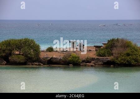 Tombe megalitiche sulla spiaggia nel villaggio tradizionale di Ratenggaro nel sud-ovest di Sumba, Nusa Tenggara orientale, Indonesia. Foto Stock