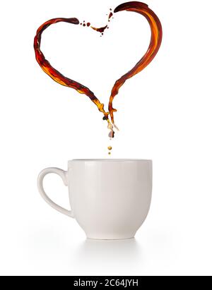 spruzzi di caffè a forma di cuore che volano su una tazza isolata in bianco Foto Stock