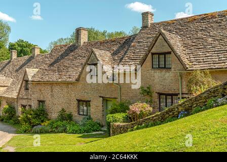 Case di Arlington Row a Bibury, Inghilterra, Gloucestershire, Inghilterra, Regno Unito Foto Stock