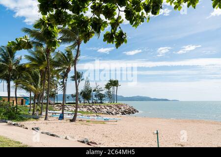 Kayak sulla spiaggia Strand vicino al recinto piscina rock, Townsville, Australia con Magnetic Island sullo sfondo Foto Stock