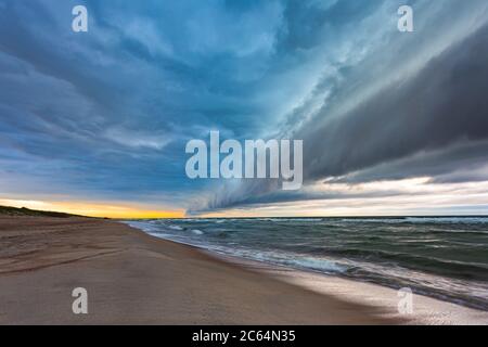 Nube di scaffale sul Mar Baltico, tempesta in arrivo Foto Stock