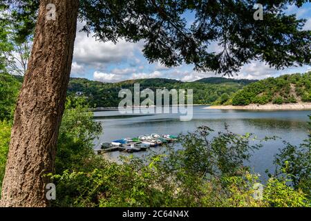 Lago di Rursee, lago artificiale, il villaggio di Rurberg, Nationalpark Eifel, NRW, Germania, Foto Stock