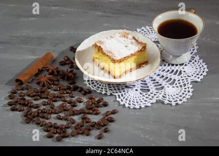 Torta con una tazza di caffè con chicchi di caffè, cannella e anice Foto Stock