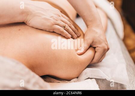 Trattamento del dolore e dello spasmo muscolare alle spalle - traumatologia sportiva - massaggio medico Foto Stock