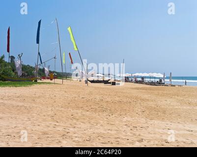 dh Robolgoda Beach Galle Road BENTOTA SRI LANKA Sri Lanka costa occidentale hotel spiagge bandiere spiaggia di sabbia Foto Stock