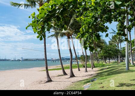 La spiaggia Strand, Townsville, Australia con il molo e il porto sullo sfondo Foto Stock