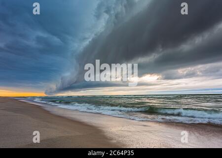 Nube di scaffale sul Mar Baltico, tempesta in arrivo Foto Stock