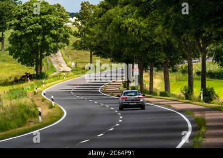 Strada di campagna vicino Kesternich, curve, Eifel, NRW, Germania, Foto Stock