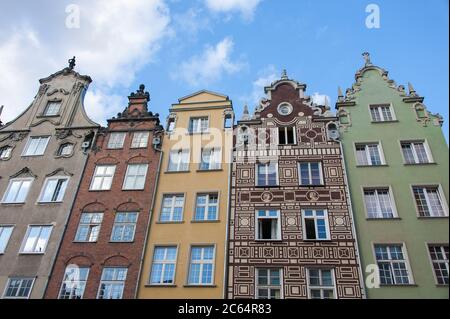 Case in affito medievale classico nel centro storico di Danzica, Polonia. Facciate colorate con sfondo blu nuvoloso-cielo Foto Stock