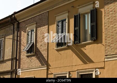 Vecchie persiane aperte di una casa in mattoni d'epoca (Pesaro, Italia, Europa) Foto Stock