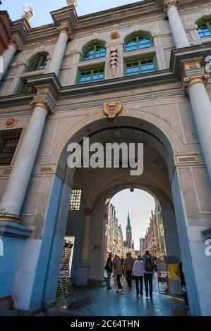 Gdansk, Polonia - Golden Gate, o Zlota Brama, vista lungo il mercato lungo (Dlugi Targ) al Municipio con le folle turistiche durante l'estate Foto Stock