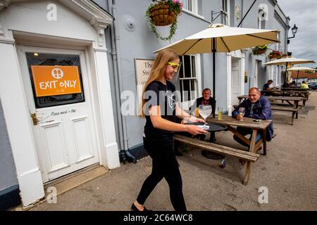 Thaxted Essex UK. Swan Pub re apre dopo il Covid-19 tre mesi di blocco Coronavirus. 6 luglio 2020 personale che indossa dispositivi di protezione individuale (DPI) di fronte Foto Stock