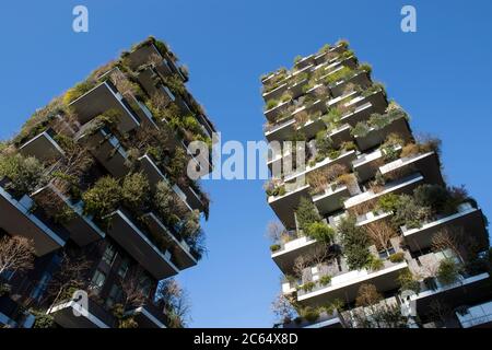 Italia, Lombardia, Milano, edificio di appartamenti Bosco verticale Foto Stock