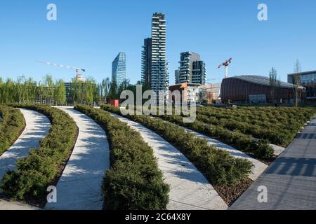 Italia, Lombardia, Milano, Parco della Biblioteca degli alberi e grattacieli del Distretto Samsung Foto Stock