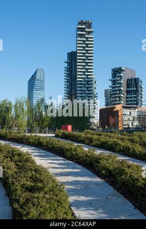 Italia, Lombardia, Milano, Parco della Biblioteca degli alberi e grattacieli del Distretto Samsung Foto Stock