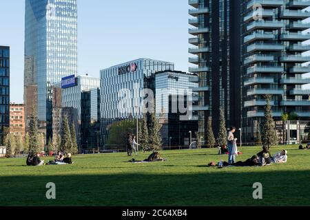 Italia, Lombardia, Milano, Parco della Biblioteca degli alberi e grattacieli del Distretto Samsung Foto Stock