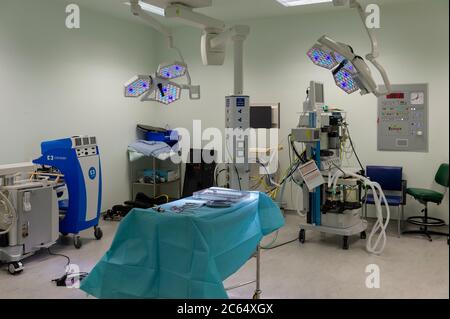 Sala utilizzata per la preparazione dell'apparecchiatura prima di un intervento in ospedale. Luci, macchine e strumenti chirurgici sono pronti. Foto Stock