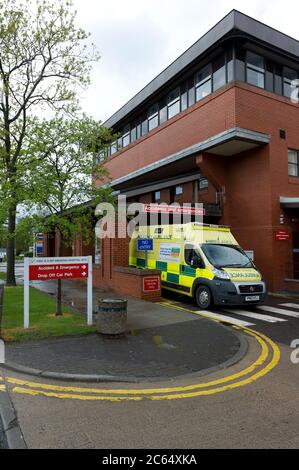 Un'ambulanza NHS parcheggiata all'esterno di un reparto A&e pronto per il trasporto dei pazienti. Foto Stock