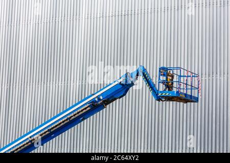 Picker Cherry / paranco idraulico a piattaforma / sollevatore idraulico in cantiere, Scozia, Regno Unito Foto Stock