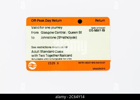 Biglietto del treno, andata e ritorno per adulti al di fuori dell'alta stagione, acquistato con due Together Railcard per un viaggio dal centro di Glasgow a Johnstone, Scozia, Regno Unito Foto Stock