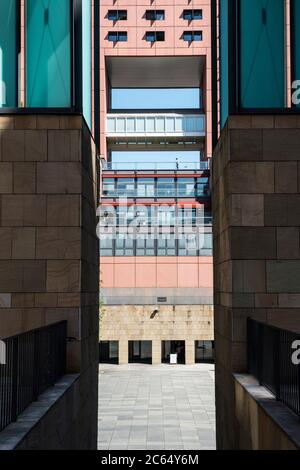 Italia, Lombardia, Milano, quartiere Bicocca, particolare dell'Università progettata da Vittorio Gregotti Foto Stock