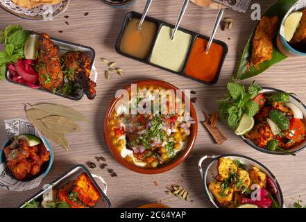 Buffet di piatti Indiani, tavolo da ristorante. Varietà di piatti tipici della cucina indiana Foto Stock