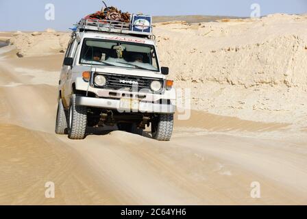 EGITTO, SAHARA - DEC 26, 2008: Auto fuoristrada nel deserto della valle del Tent. Il safari estremo nel deserto è una delle principali attrazioni turistiche locali in Egitto Foto Stock