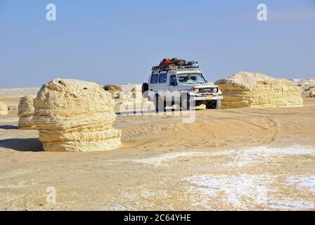 EGITTO, SAHARA - DEC 26, 2008: Auto fuoristrada nel deserto della valle del Tent. Il safari estremo nel deserto è una delle principali attrazioni turistiche locali in Egitto Foto Stock