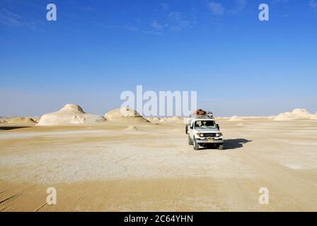 EGITTO, SAHARA - DEC 26, 2008: Auto fuoristrada nel deserto della valle del Tent. Il safari estremo nel deserto è una delle principali attrazioni turistiche locali in Egitto Foto Stock