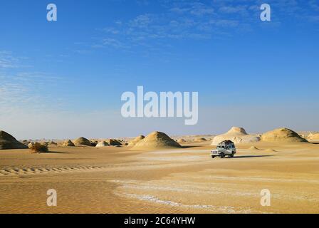 EGITTO, SAHARA - DEC 26, 2008: Auto fuoristrada nel deserto della valle del Tent. Il safari estremo nel deserto è una delle principali attrazioni turistiche locali in Egitto Foto Stock