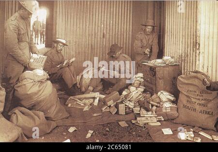 Cartolina d'epoca che mostra la posta di Natale in arrivo per le truppe britanniche nella guerra dei Boeri 1899 - 1902 Foto Stock