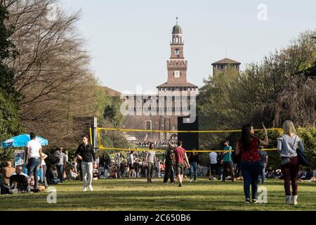 Italia, Lombardia, Milano, Parco Sempione e Castello Sforzesco Foto Stock