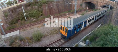 Bolton, UK, 02 giugno 2020: Un treno Nord (Classe 319) che lascia Bolton verso ovest. Foto Stock