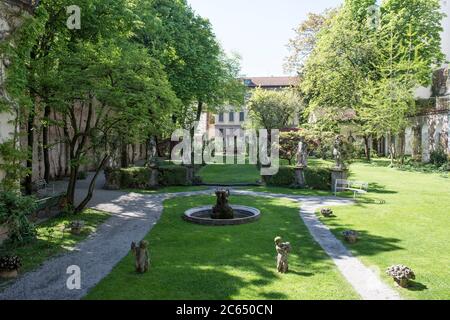 Italia, Lombardia, Milano, dettaglio di Casa degli Atellani, Vigna di Leonardo Foto Stock