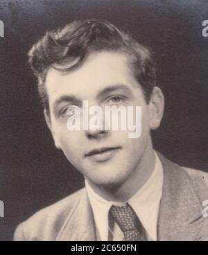 Ritratto vintage in bianco e nero di un bel giovane anni '40. Foto Stock