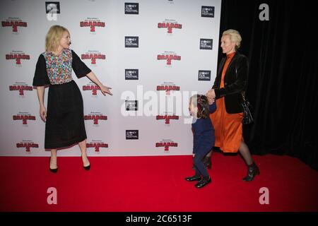 L'attrice australiana Marta Dusseldorp fa il passo come Cate Blanchett (la voce del personaggio Valka) arriva sul tappeto rosso al Premier australiano Foto Stock