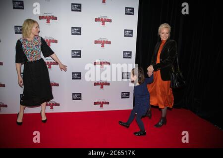 L'attrice australiana Marta Dusseldorp fa il passo come Cate Blanchett (la voce del personaggio Valka) arriva sul tappeto rosso al Premier australiano Foto Stock