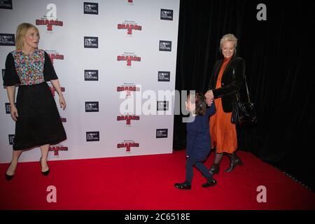 L'attrice australiana Marta Dusseldorp fa il passo come Cate Blanchett (la voce del personaggio Valka) arriva sul tappeto rosso al Premier australiano Foto Stock