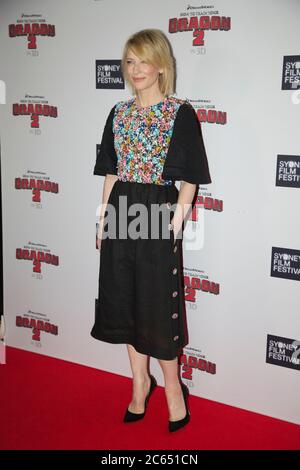 L'attrice Cate Blanchett (la voce del personaggio Valka) con il direttore del Sydney Film Festival Nashen Moodley sul tappeto rosso all'Australian Premie Foto Stock