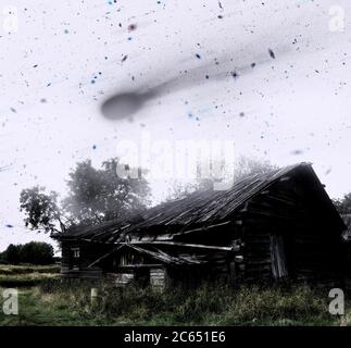 Una casa abbandonata in un villaggio fantasma morente e un cataclisma spaziale con una caduta di meteoriti. Elementi di immagine forniti dalla NASA. Foto Stock