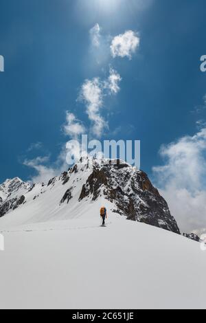 Escursioni sui campi di neve dell'Himalaya indiana con la vista panoramica ad alta quota delle montagne più alte in alpinismo Foto Stock
