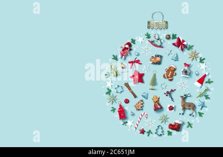 Sfondo delle vacanze di Natale con oggetti in forma bauble ornamento, vista dall'alto. Comprende animali, caramelle, decorazioni invernali Foto Stock