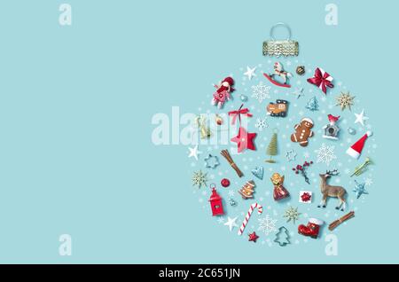 Sfondo delle vacanze di Natale con oggetti in forma bauble ornamento, vista dall'alto. Comprende animali, caramelle, decorazioni invernali Foto Stock