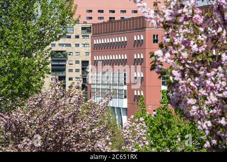 Italia, Lombardia, Milano, Bicocca, Parco della collina dei Ciliegi, particolare dell'Università progettata da Vittorio Gregotti Foto Stock