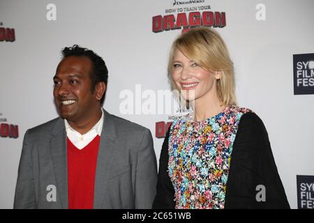 L'attrice Cate Blanchett (la voce del personaggio Valka) con il direttore del Sydney Film Festival Nashen Moodley sul tappeto rosso all'Australian Premie Foto Stock